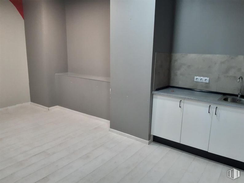 Local en venta en Zona Las Tablas, Fuencarral - El Pardo, Madrid, 28050 con ebanistería, encimera, edificio, confort, interiorismo, gris, suelos, suelo, madera y casa alrededor