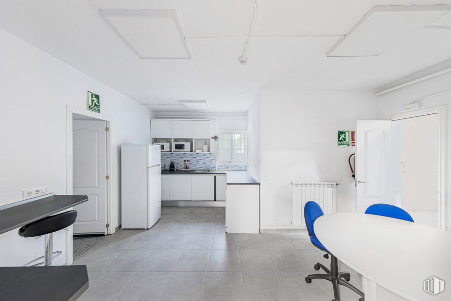 Nave en venta en Calle Artesanía, 7, Coslada, Madrid, 28820 con refrigerador, silla, edificio, mueble, mesa, ebanistería, interiorismo, accesorio, silla de oficina y ventana alrededor