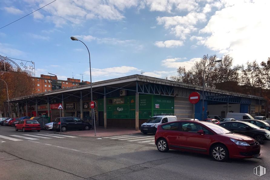 Local en alquiler y venta en Paseo del Val, 16, Alcalá de Henares, Madrid, 28804 con coche, rueda, luz de la calle, luz de estacionamiento automotriz, cielo, nube, vehículo terrestre, neumático, vehículo y asfalto alrededor