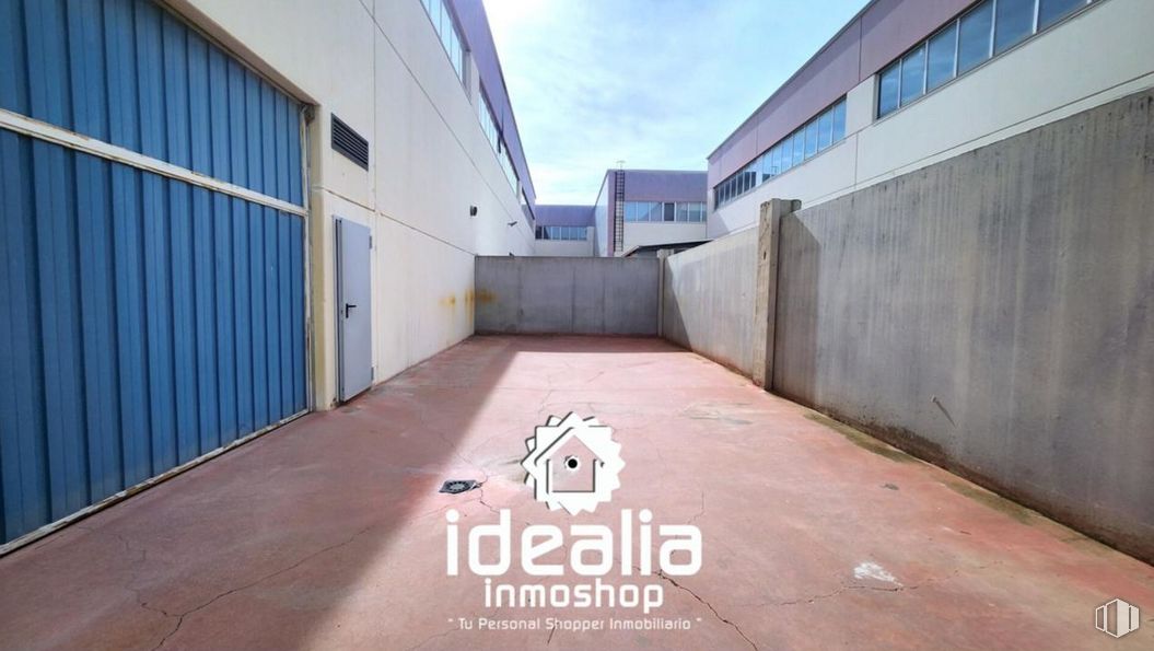 Industrial for sale at Calle Casilla Dolores, Ontígola, Toledo, 45340 with door, window, property, sky, building, cloud, road surface, asphalt, wood and flooring around