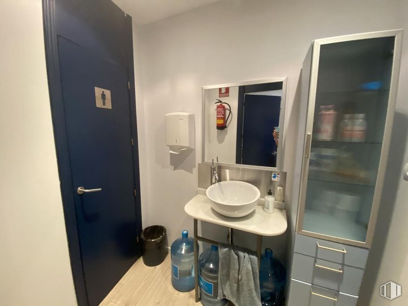 Local en alquiler y venta en Calle Duque de Sevilla, Chamartín, Madrid, 28002 con fregadero, ebanistería, puerta, espejo, edificio, piso, accesorio de plomería, baño, suelo y accesorio alrededor