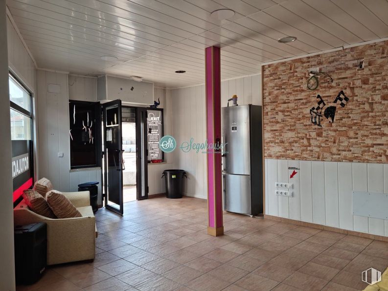 Retail for sale at Centro, Espirdo, Segovia, 40191 with refrigerator, couch, flooring, floor, interior design, ceiling, room, furniture, lighting and door around