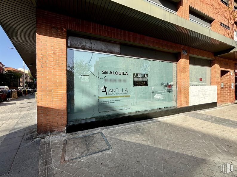 Local en alquiler y venta en Paseo Marcelino Camacho, Carabanchel, Madrid, 28025 con edificio, sombra, superficie de la carretera, cielo, asfalto, espacio público, inmobiliario, fachada, acera y ladrillo alrededor