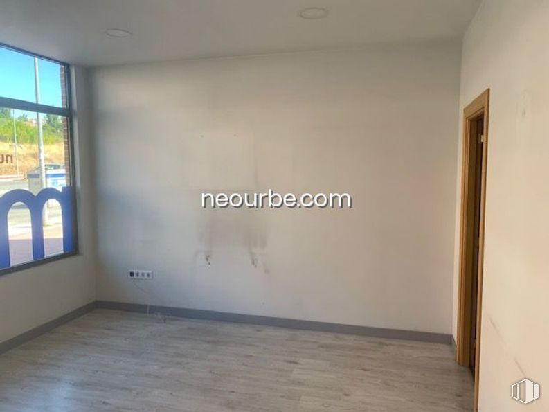 Retail for rent at Calle Agustín Rodríguez Sahagún, Ávila, 05003 with window, fixture, wood, paint, flooring, floor, hardwood, hall, shade and building around