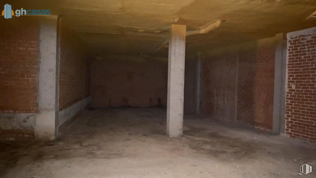 Retail for sale at Plaza Mártires Carmelitas, Guadalajara, 19001 with wood, floor, flooring, house, ceiling, concrete, beam, building material, gas and brick around