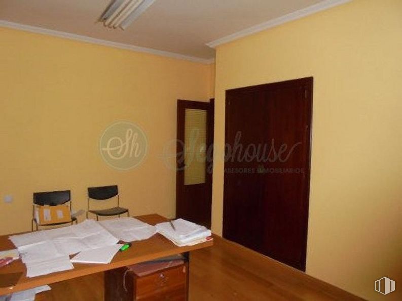 Office for rent at Paseo Conde de Sepúlveda, Segovia, 40006 with chair, furniture, door, wood, building, fixture, interior design, material property, flooring, hardwood and paint around