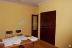 Office for rent at Paseo Conde de Sepúlveda, Segovia, 40006 with chair, furniture, door, wood, building, fixture, interior design, material property, flooring, hardwood and paint around