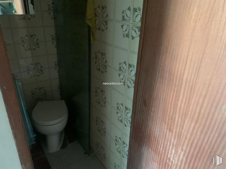 Retail for sale at Calle Agustín Rodríguez Sahagun, Ávila, 05003 with toilet, brown, toilet seat, plumbing fixture, bathroom, interior design, wood, floor, toilet roll holder and material property around