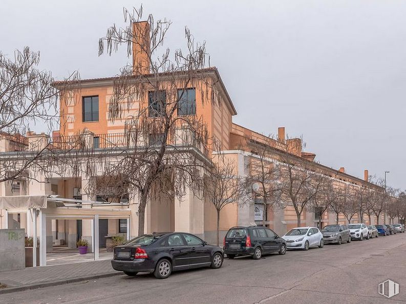 Oficina en alquiler en Calle Patrimonio Mundial, Aranjuez, Madrid, 28300 con coche, edificio, rueda, neumático, cielo, vehículo, ventana, planta, placa de matrícula del vehículo y casa alrededor