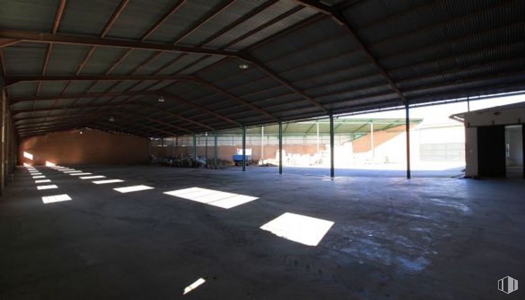 Industrial for sale at Calle Cuevas, 28, Borox, Toledo, 45222 with shade, flooring, floor, asphalt, parking, road surface, composite material, tints and shades, hall and concrete around