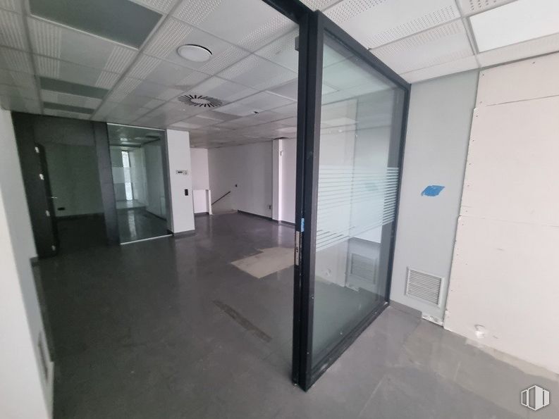 Local en alquiler y venta en Calle Hurtada, 17, Hoyo de Manzanares, Madrid, 28240 con puerta, edificio, accesorio, pasillo, pavimento, piso, vidrio, material compuesto, techo y aluminio alrededor