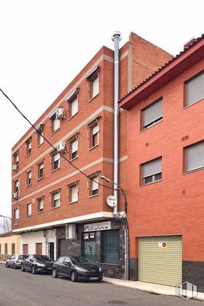 Retail for sale at Calle Nuestra Señora de la Misericordia, 1, Torrijos, Toledo, 45500 with car, window, building, property, vehicle, tire, wheel, sky, motor vehicle and urban design around