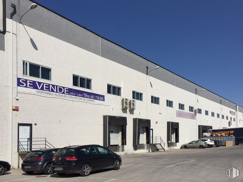 Nave en venta en Calle Moreras, 1, Ciempozuelos, Madrid, 28350 con coche, ventana, edificio, neumático, luz de estacionamiento automotriz, rueda, cielo, vehículo, neumático automotriz y puerta alrededor