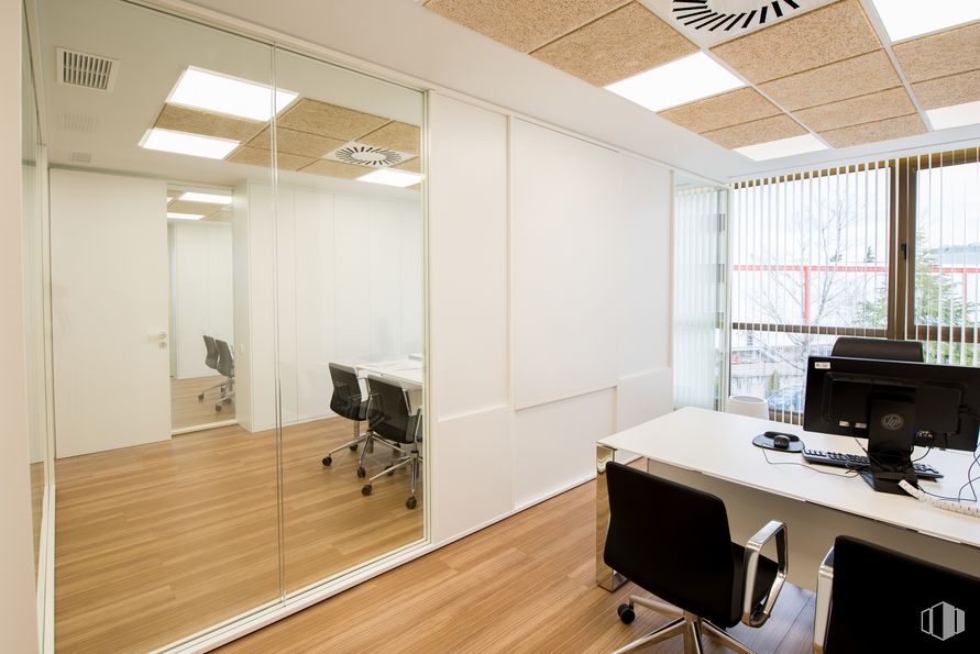 Oficina en alquiler en Edificio 1, Avenida Valdelaparra, 27, Alcobendas, Madrid, 28100 con silla, mesa, mueble, edificio, propiedad, silla de oficina, encendiendo, madera, diseño de interiores y accesorio alrededor