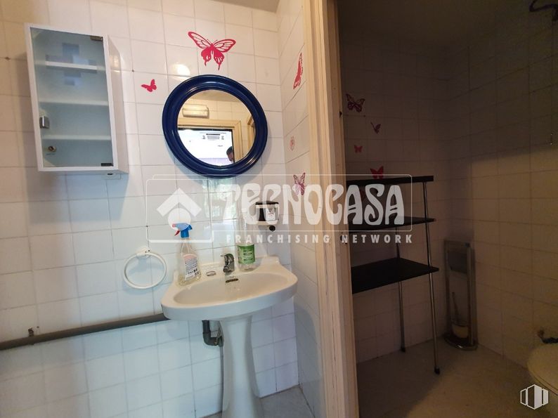 Retail for rent at Zona Soto, Móstoles, Madrid, 28047 with mirror, sink, furniture, tap, plumbing fixture, property, building, bathroom sink, bathroom and interior design around