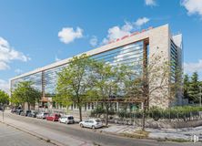 Retail for rent at Edificio Amura, Calle Cantabria, 2, Alcobendas, Madrid, 28100 with building, car, cloud, sky, plant, tree, urban design, architecture, tower block and condominium around