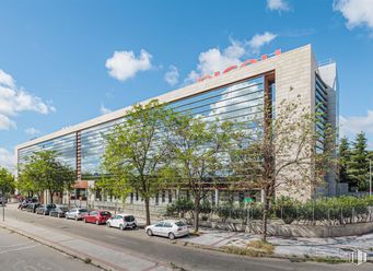 Retail for rent at Edificio Amura, Calle Cantabria, 2, Alcobendas, Madrid, 28100 with building, car, cloud, sky, plant, tree, urban design, architecture, tower block and condominium around