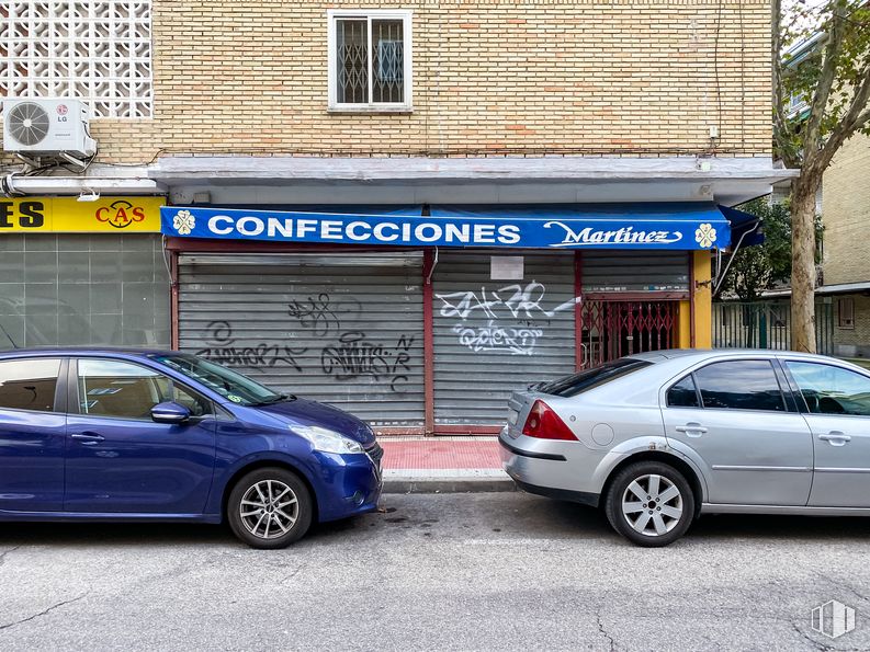 Retail for sale at Calle San Antón, 72, Parla, Madrid, 28980 with wheel, car, window, tire, automotive parking light, land vehicle, vehicle, property, motor vehicle and blue around