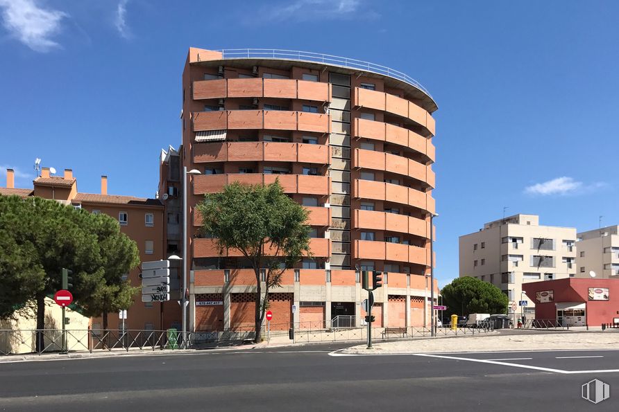 Retail for rent at Calle Villacastín, 18, Fuencarral - El Pardo, Madrid, 28034 with building, sky, cloud, window, plant, street light, tower block, tree, tower and urban design around