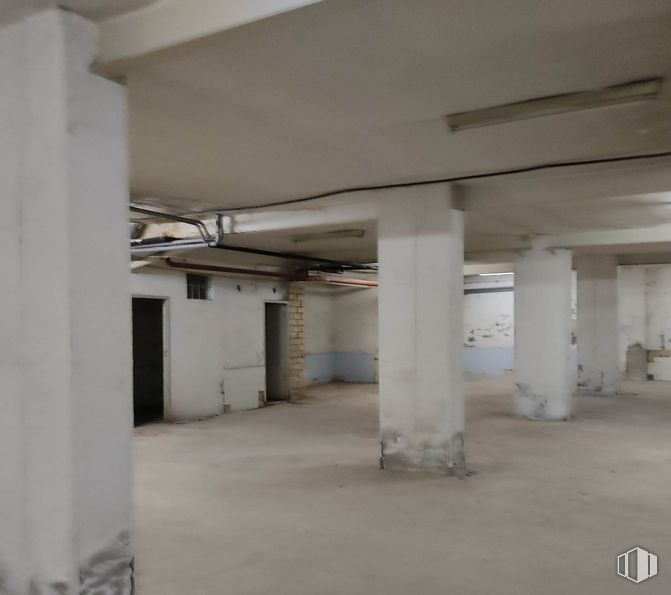 Local en alquiler y venta en Calle Esteban Mora, 26, Ciudad Lineal, Madrid, 28027 con pavimentos, piso, accesorio, material compuesto, edificio, columna, gas, hormigón, techo y aparcamiento alrededor