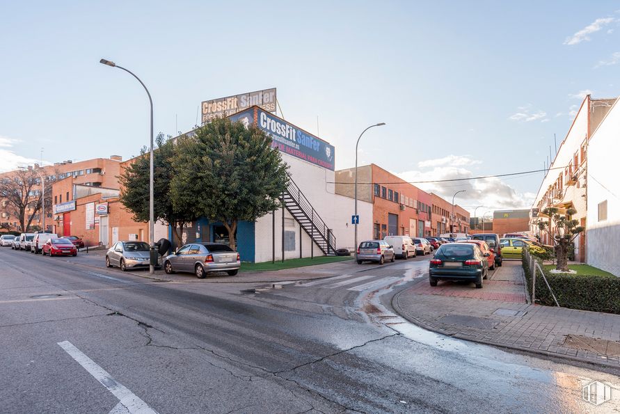 Nave en venta en Calle Soria, San Fernando de Henares, Madrid, 28830 con coche, luz de la calle, edificio, cielo, vehículo terrestre, rueda, nube, planta, vehículo y infraestructura alrededor