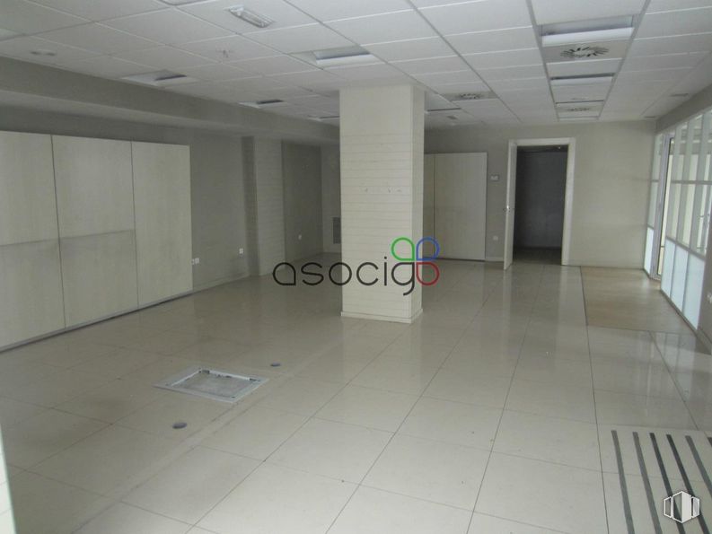 Retail for sale at Calle Cuba, Guadalajara, 19005 with door, building, fixture, hall, interior design, tile flooring, floor, flooring, ceiling and glass around