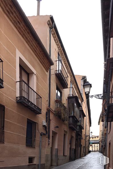 Retail for sale at Calle Escuderos, 10, Segovia, 40001 with window, building, sky, wood, plant, road surface, residential area, house, facade and city around