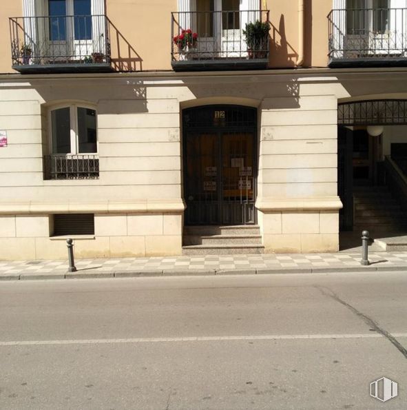 Retail for sale & for rent at Calle Calderón de la Barca, 12, Cuenca, 16001 with door, window, building, stairs, road surface, plant, wood, wall, road and house around