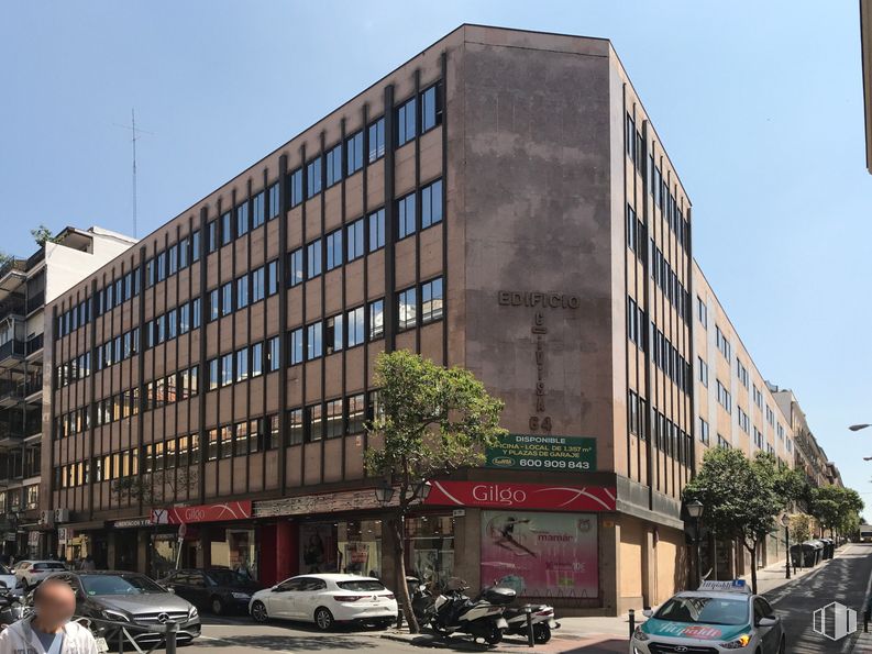 Oficina en alquiler en Calle San Bernardo, 64, Centro, Madrid, 28015 con coche, persona, rueda, neumático, cielo, edificio, vehículo, diseño urbano, bloque de pisos y edificio comercial alrededor