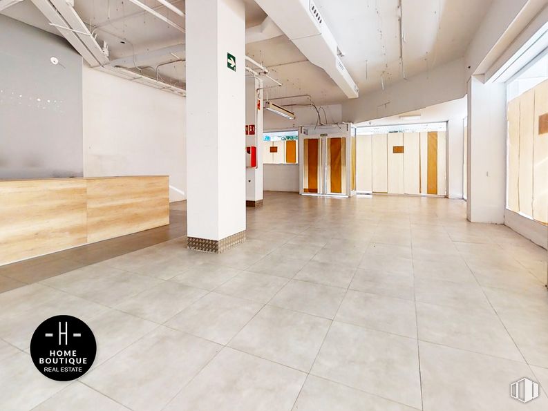 Local en alquiler en Calle Alcalá, Ciudad Lineal, Madrid, 28027 con accesorio, hall, suelo, suelos, suelo de baldosas, inmobiliario, techo, espacio, vidrio y evento alrededor