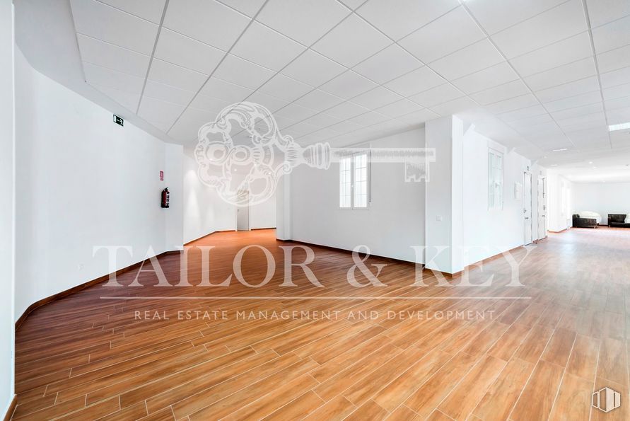 Oficina en alquiler en Zona Centro, Centro, Madrid, 28013 con alumbrado, propiedad, edificio, madera, diseño de interiores, piso, suelo, suelo laminado, entrada, tinte para madera y madera dura alrededor