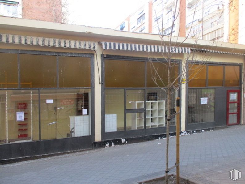 Local en alquiler en Barrio del Pilar, Fuencarral - El Pardo, Madrid, 28029 con edificio, sombra, ventana, diseño urbano, accesorio, fachada, ciudad, uso mixto, edificio comercial y condominio alrededor