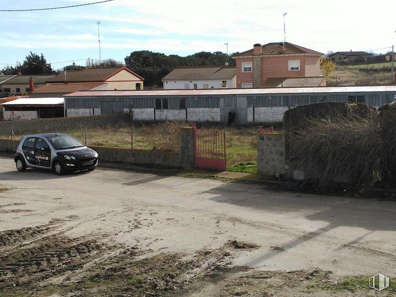 Industrial for sale at Nave Blascosancho, Blascosancho, Ávila, 05290 with car, cloud, sky, plant, property, vehicle, building, tire, wheel and window around