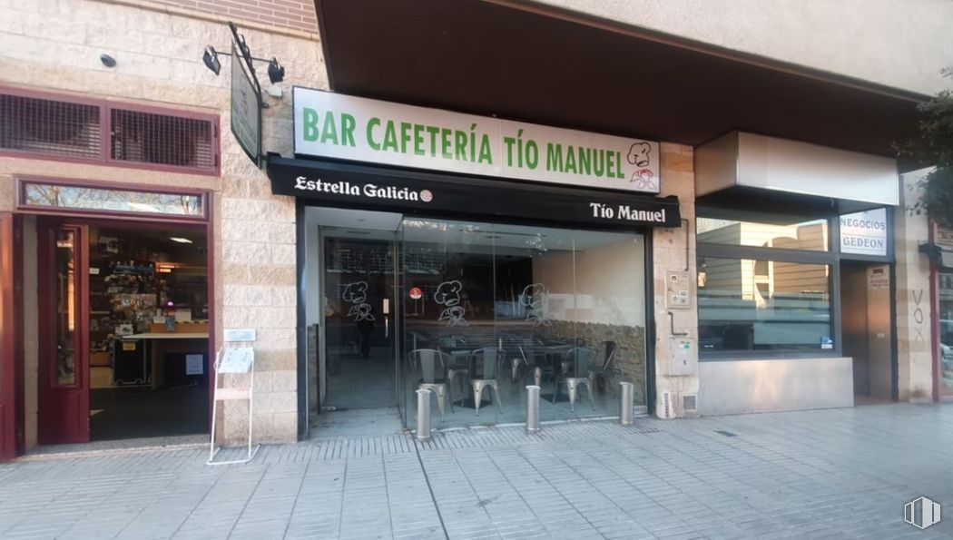 Retail for sale at Zona Villalba Estación, Collado Villalba, Madrid, 28400 with chair, facade, retail, commercial building, city, mixed-use, fixture, font, composite material and door around