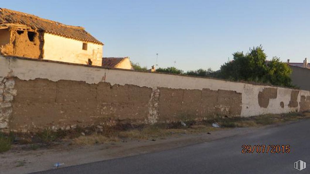 Land for sale at Zona centro, Ajofrín, Toledo, 45110 with house, sky, road surface, plant, asphalt, land lot, tree, slope, road and landscape around