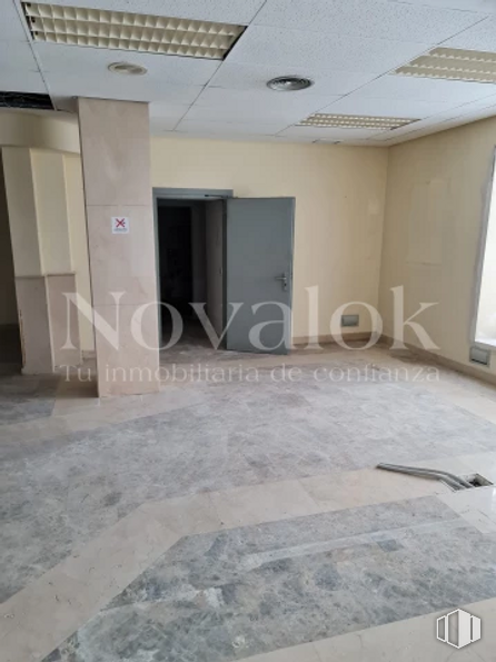 Retail for sale at Zona Valderas-Los Castillos, Alcorcón, Madrid, 28925 with window, property, interior design, fixture, building, tile flooring, architecture, grey, flooring and floor around