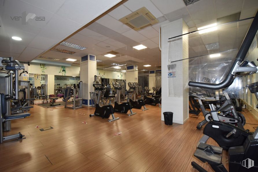 Local en venta en Calle San Isidro, 14, Majadahonda, Madrid, 28220 con máquina de ejercicios, aparatos de ejercicio, edificio, gimnasio, diseño automovilístico, suelo, suelos, ejercicio, forma física y mesa de trabajo alrededor