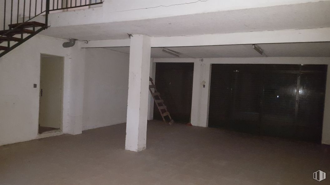 Retail for sale at Calle General Cuesta, 6, Talavera de la Reina, Toledo, 45600 with door, hall, floor, flooring, wood, ceiling, hardwood, building, fixture and plaster around