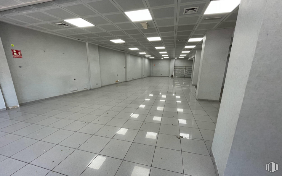 Retail for rent at Avenida Juan Carlos I, Leganés, Madrid, 28912 with fixture, flooring, floor, tile flooring, hall, composite material, ceiling, monochrome, concrete and building around