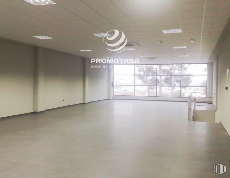 Industrial for rent at Zona La Poveda, Arganda del Rey, Madrid, 28053 with window, flooring, floor, ceiling, interior design, tile flooring, hall, commercial building, glass and silver around