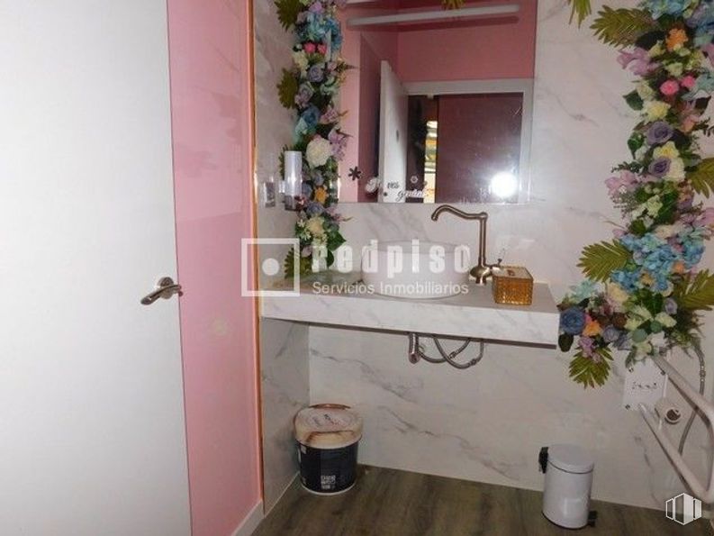 Retail for rent at C.C Perales del Carmen, Calle Groenlandia, 6, Getafe, Madrid, 28909 with door, tap, plumbing fixture, floor, plumbing, interior design, flooring, pink, sink and bathroom sink around