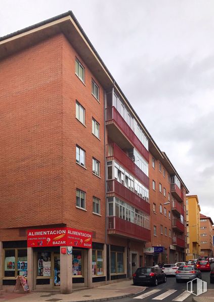 Local en alquiler en Calle Virgen de las Angustias, 37, Ávila, 05005 con coche, edificio, cielo, nube, ventana, rueda, neumático, diseño urbano, barrio y vehículo alrededor