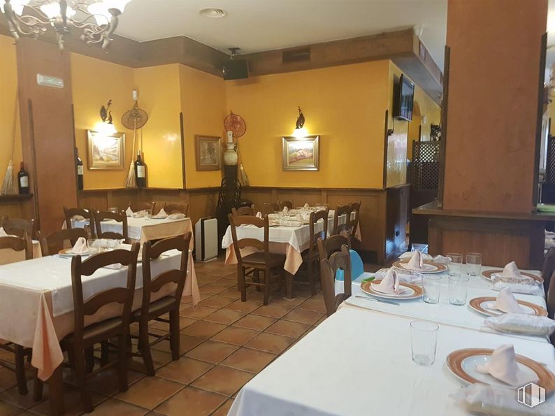 Local en alquiler y venta en Calle José Cadalso, Torrejón de Ardoz, Madrid, 28850 con vajilla, silla, alumbrado, mesa, mesa de cocina y comedor, candelabro, mesa, propiedad, mueble y interiorismo alrededor