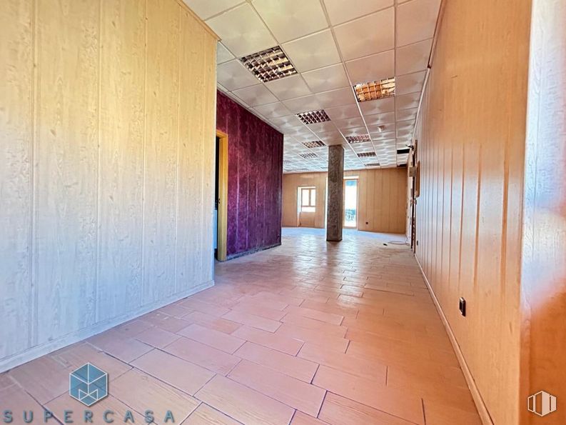 Office for rent at Calle Cardenal Tavera, Toledo, 45003 with fixture, hall, floor, flooring, tile flooring, ceiling, wood, composite material, electric blue and door around