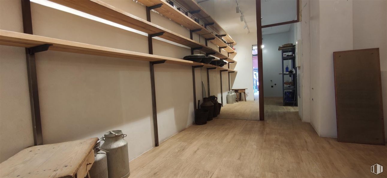 Retail for rent at Calle Guzmán el Bueno, 48, Chamberí, Madrid, 28015 with shelving, wood, flooring, shelf, interior design, floor, ceiling, hardwood, wood flooring and wood stain around