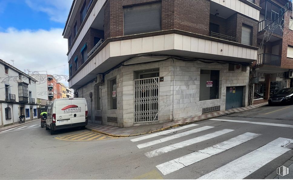 Retail for sale & for rent at Calle Mayor, Quintanar de la Orden, Toledo, 45800 with van, building, window, car, vehicle, road surface, wheel, asphalt, cloud and vehicle registration plate around