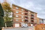 Retail for sale at Travesía Ignacio González, 7, Collado Villalba, Madrid, 28400 with car, building, sky, cloud, window, plant, tree, urban design, tire and condominium around