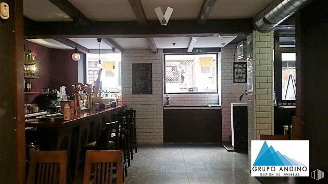 Local en alquiler y venta en Calle Martín de los Heros, 5, Moncloa - Aravaca, Madrid, 28008 con mueble, ventana, propiedad, diseño de interiores, barware, establecimiento de bebidas, suelo, madera, techo y evento alrededor