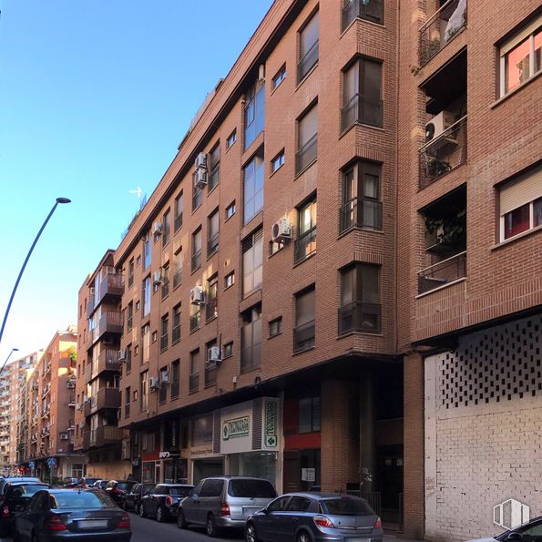 Retail for rent at Calle Joaquina Santander, 40, Talavera de la Reina, Toledo, 45600 with car, window, land vehicle, building, sky, wheel, vehicle, tire, street light and infrastructure around