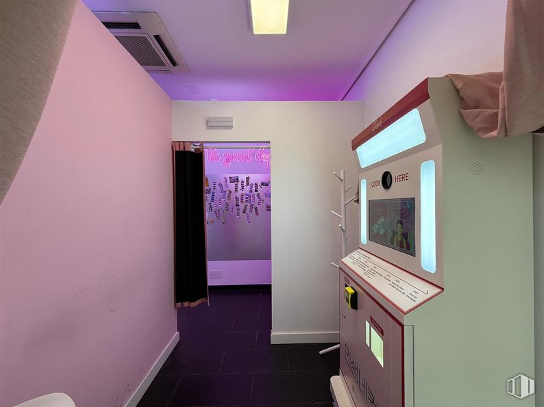 Retail for sale at Calle Augusto Figueroa, 22, Centro, Madrid, 28004 with interior design, ceiling, lighting, flooring, floor, room, purple, display device, light fixture and flat-panel display around